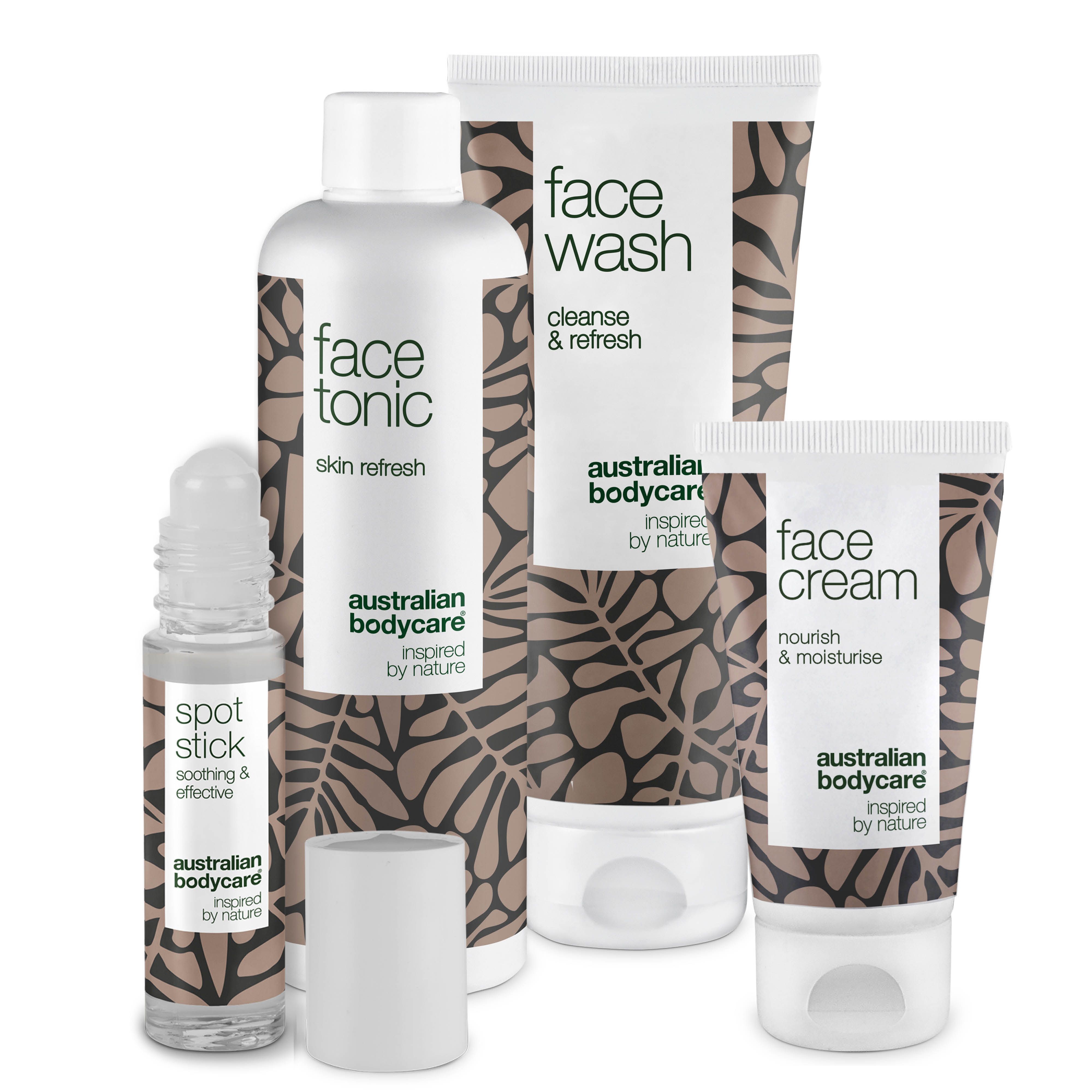 Ensemble de quatre produits : Face Wash, Face Tonic, Face Cream et Spot Stick. Tous en tubes et flacons blancs avec motifs bruns.