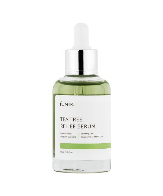 Flacon en verre transparent avec liquide verdâtre. Étiquette blanche avec texte. Compte-gouttes. iUNIK Tea Tree Relief Serum.