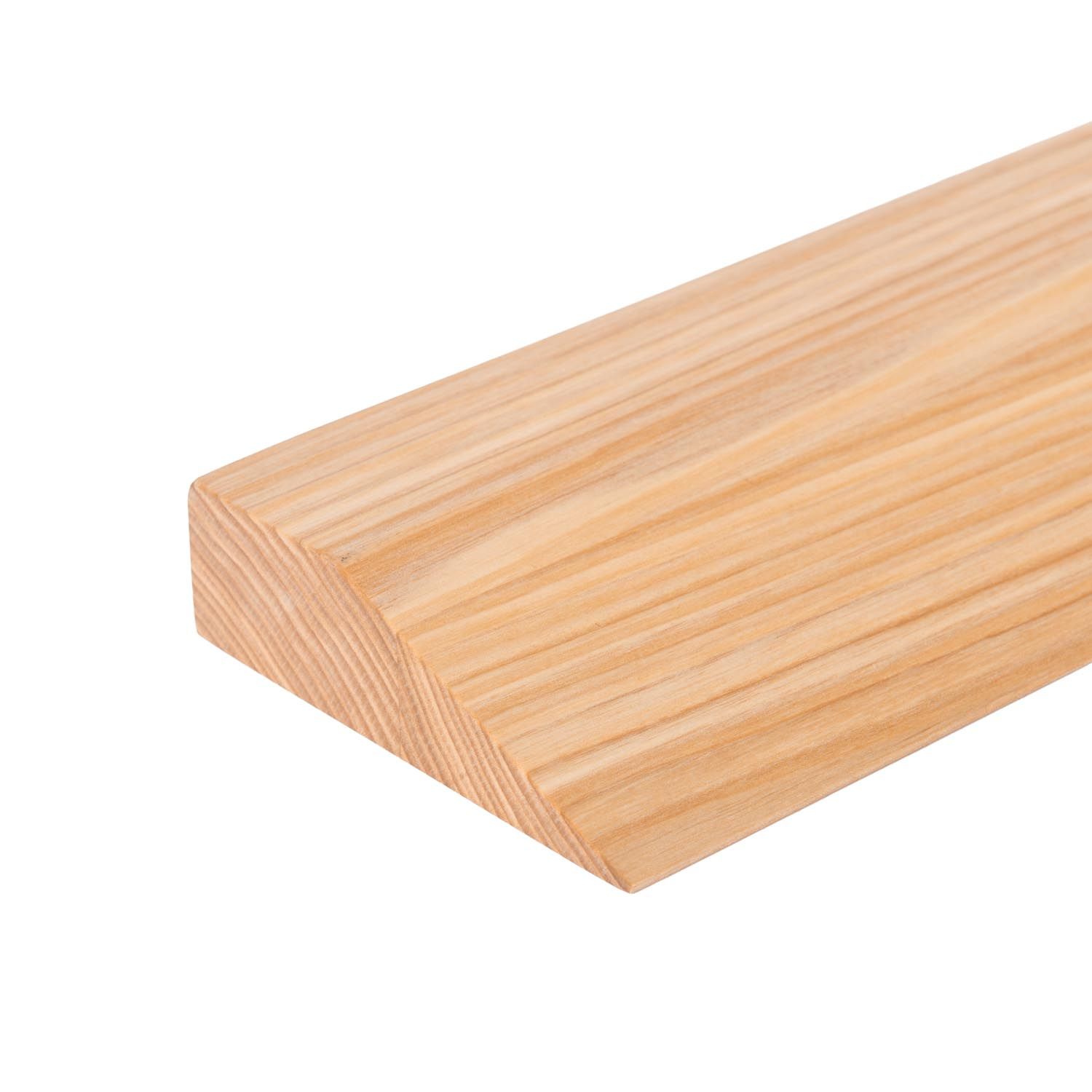 Gros plan de la planche de handstand. Bois clair avec bord biseauté. Veines du bois clairement visibles.