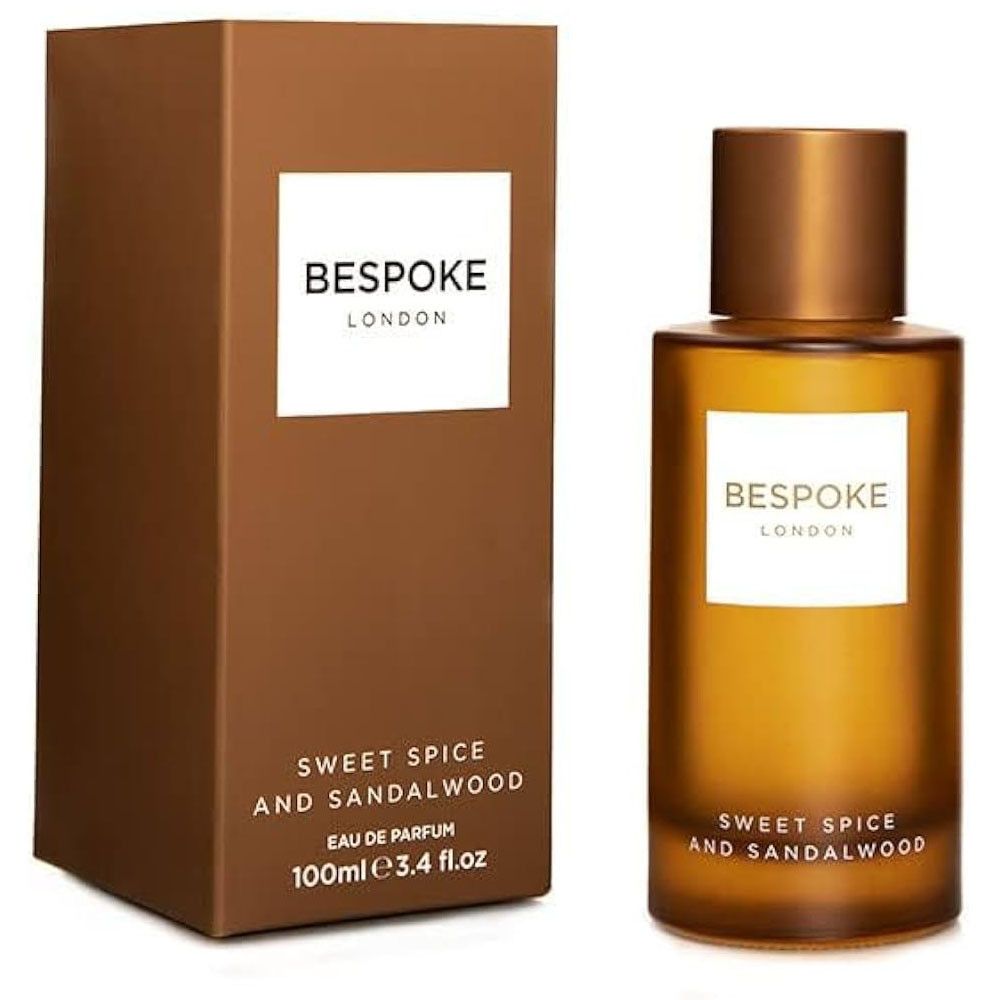 Flacon de parfum et emballage. Flacon marron, bouchon cuivré. Étiquette "BESPOKE LONDON". Texte : "Sweet Spice and Sandalwood".