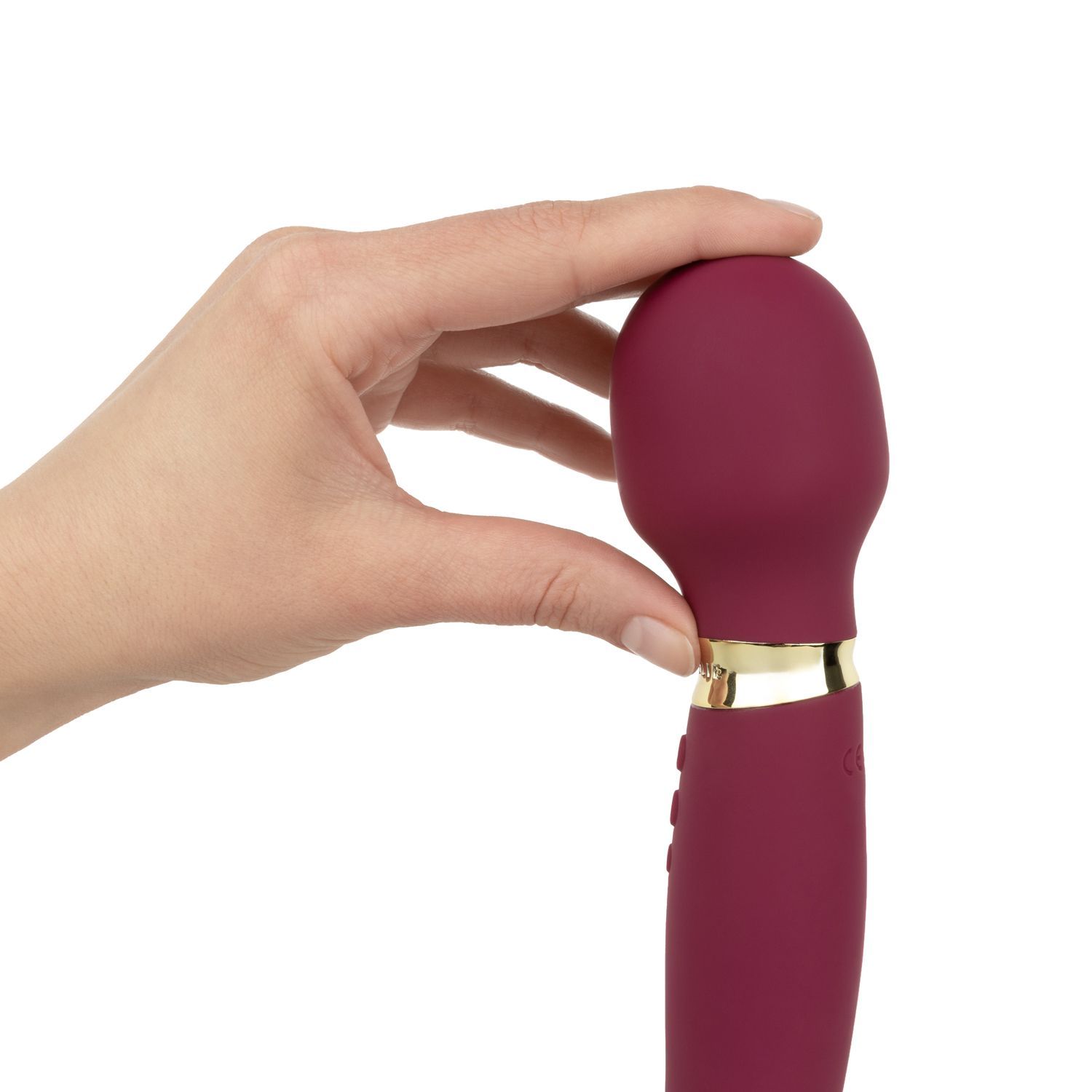 Close-up van paarse vibrator in hand. Afgeronde kop, gouden ring en knoppen.