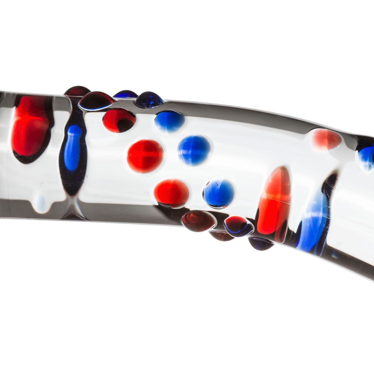 Gros plan d'un dildo en verre. Tige transparente avec points et rayures rouges et bleus. Vue détaillée.