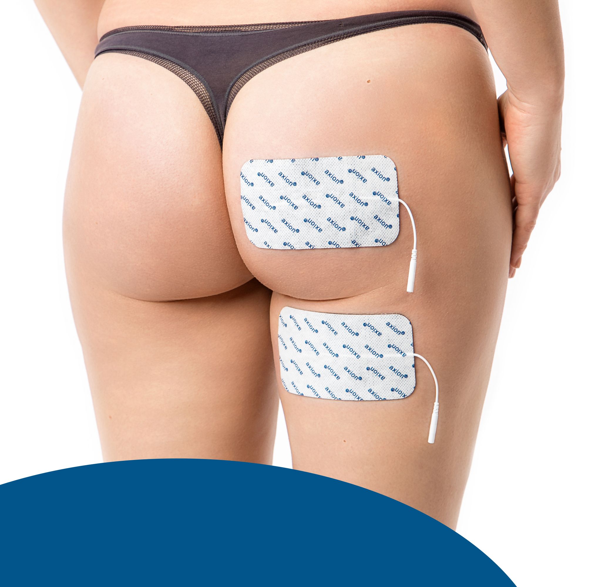 Persoon met elektrodenpads op dij en billen. Pads met axion-opdruk.