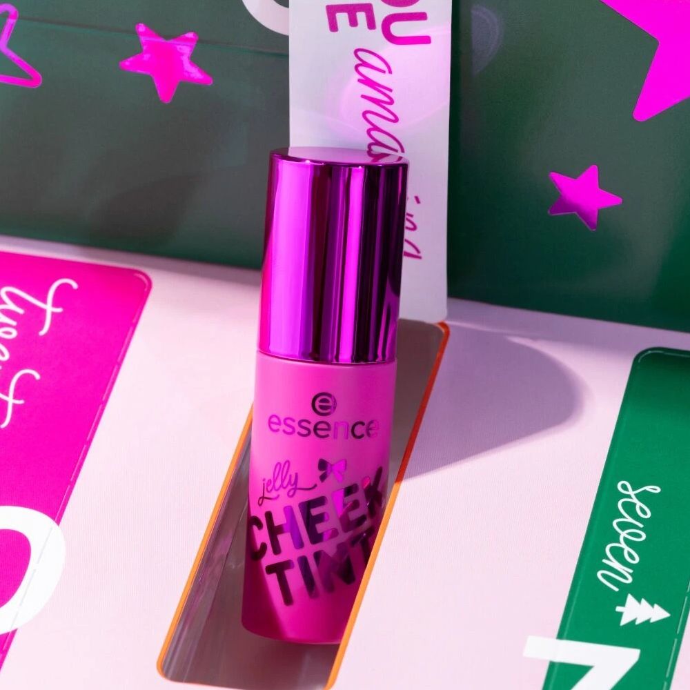 Roze Jelly Cheek Tint van Essence. Roze tube met zilveren dop. Zwarte belettering.