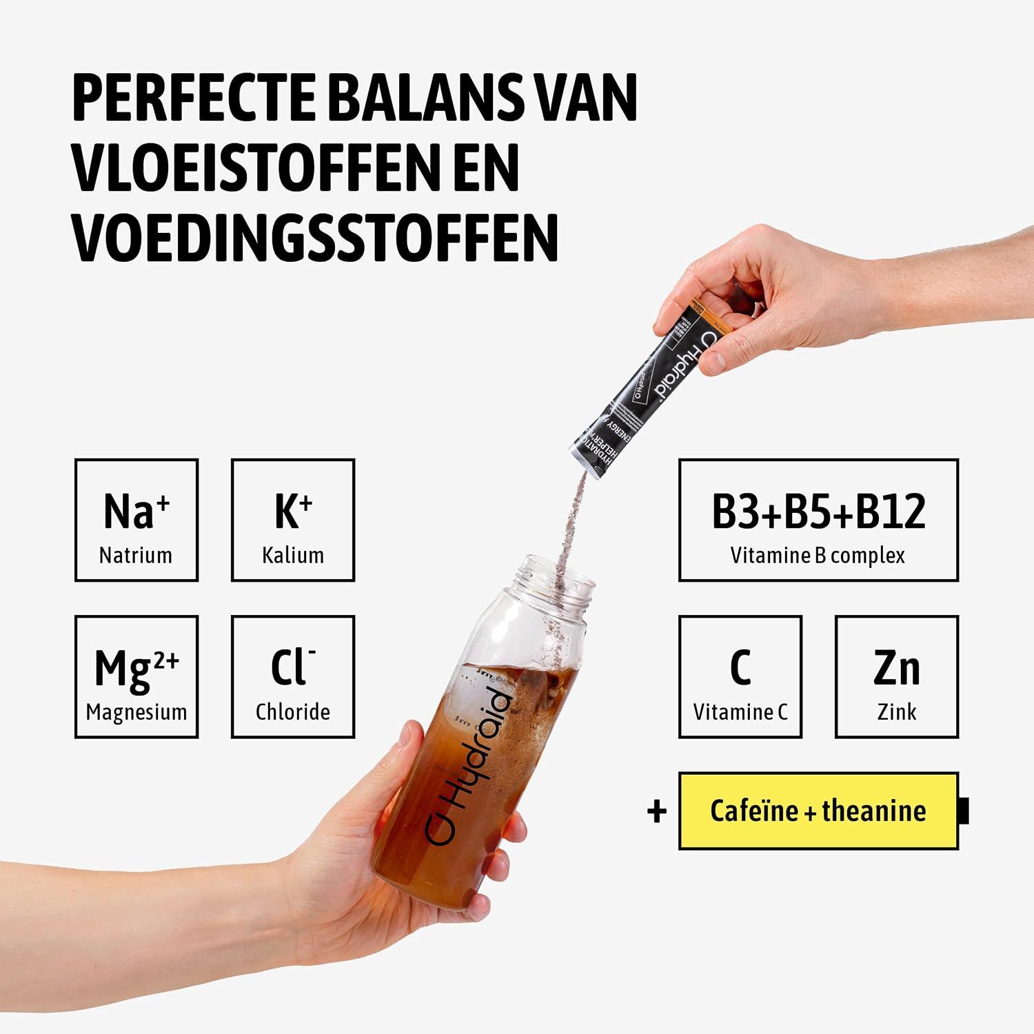 Hydratatiepoeder sachet wordt in een fles met bruine drank gegoten. Bevat elektrolyten, vitaminen en cafeïne.