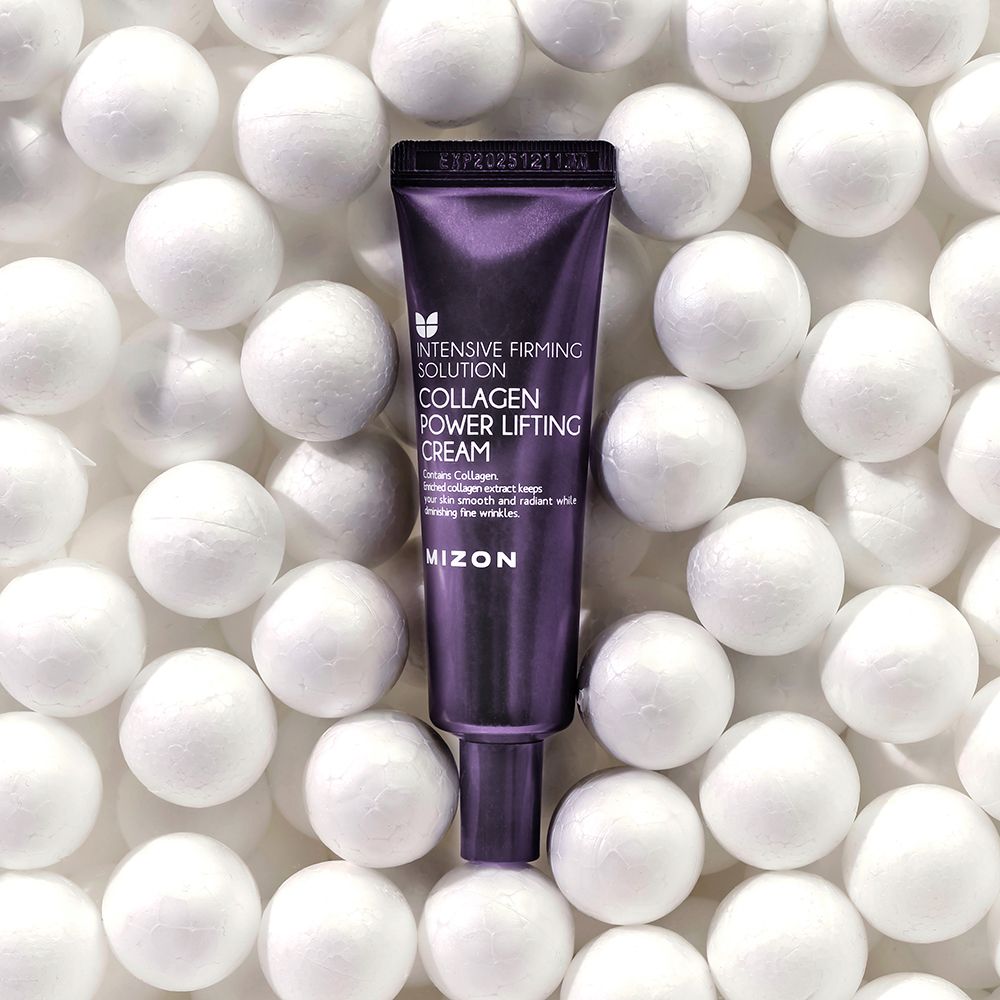 MIZON Collagen Power Lifting Cream tube op witte ballen. Tekst: Intensive Firming Solution, Collagen Power Lifting Cream.