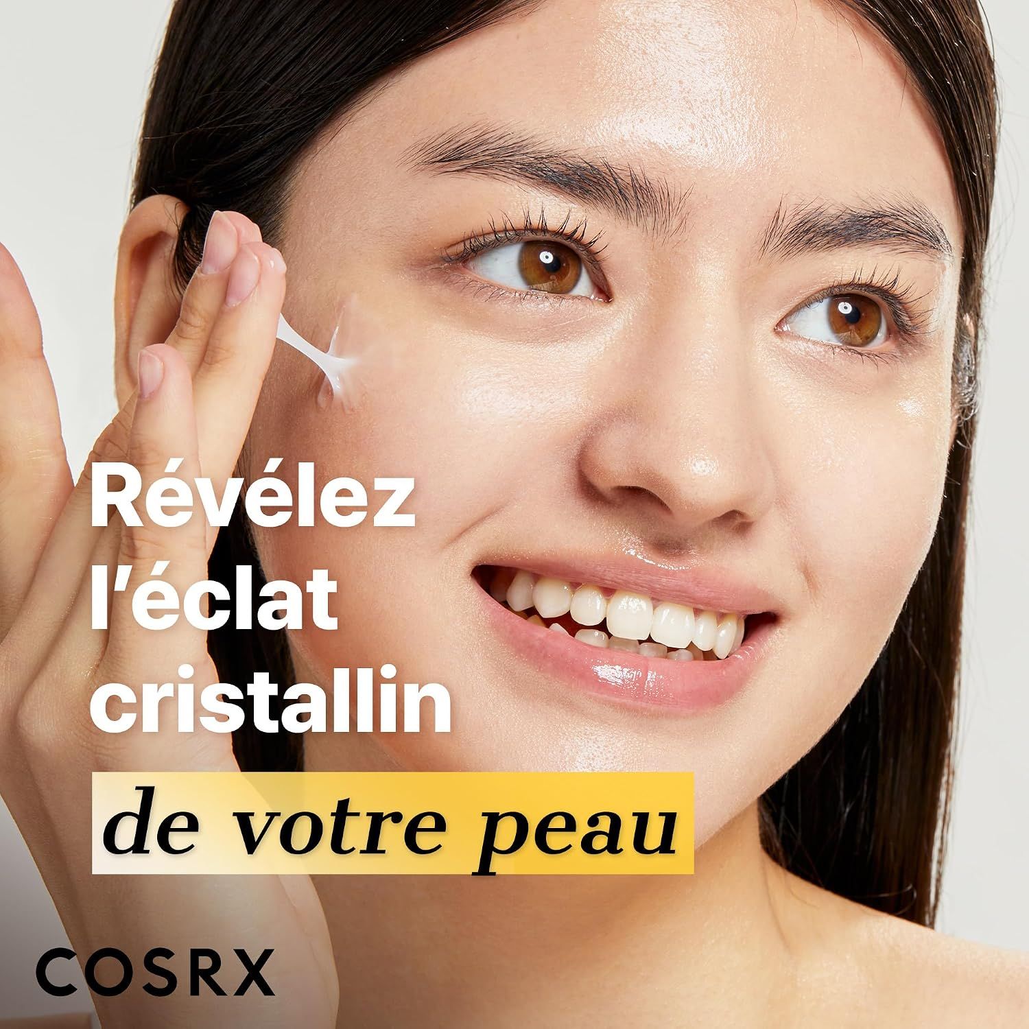 Une femme applique la crème d'escargot COSRX sur son visage pour un teint éclatant.