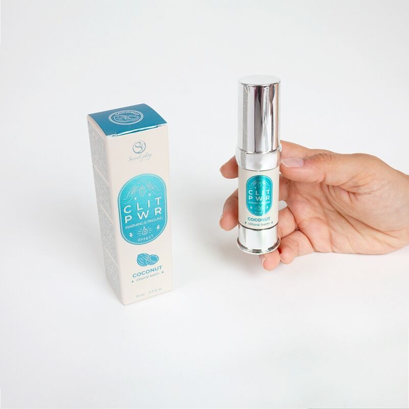 Cilindrische fles en doos met tekst CLIT PWR Coconut. Fles wordt door een hand vastgehouden. Witte achtergrond.