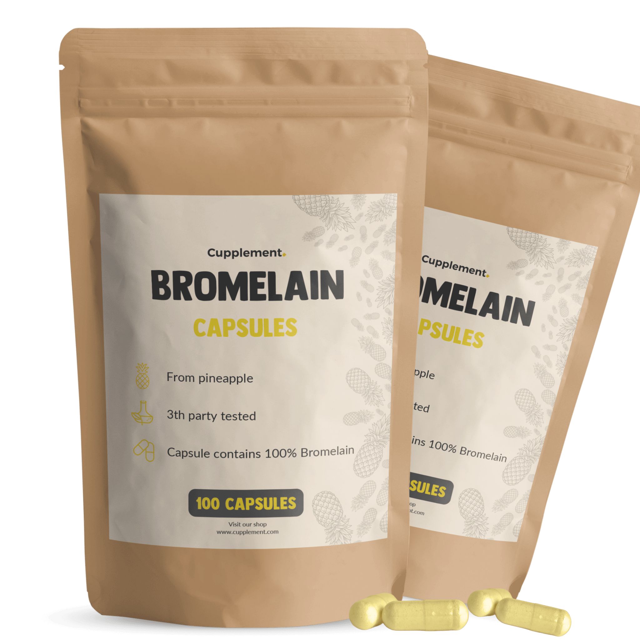 Twee zakjes met bromelaïne capsules. Opschrift: Cupplement, Bromelaïne, 100 capsules. Gele capsules ernaast.