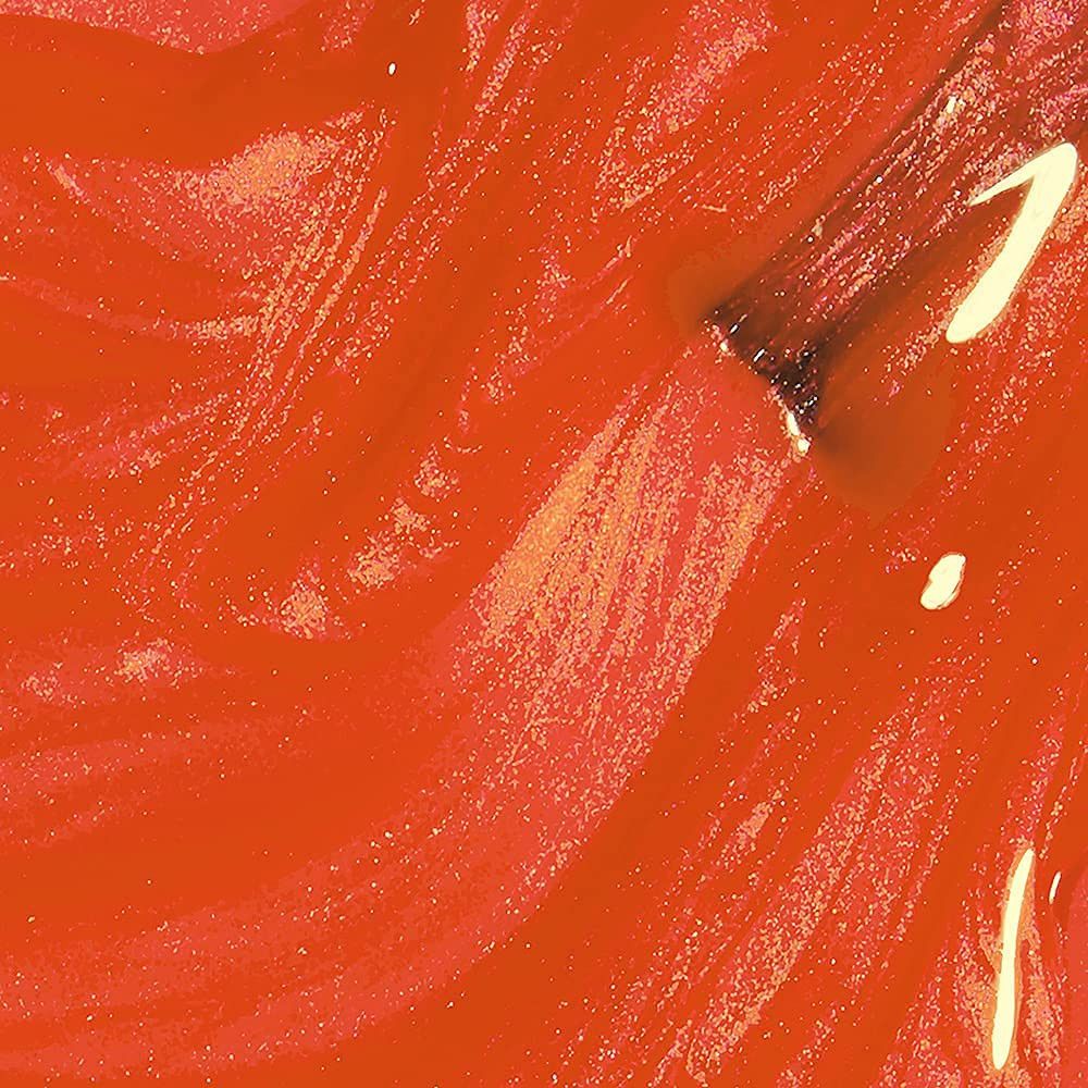 Oranje nagellak. Penseelstreek met kleurverloop. Lichte en donkere oranjetinten. De kwast is zichtbaar.