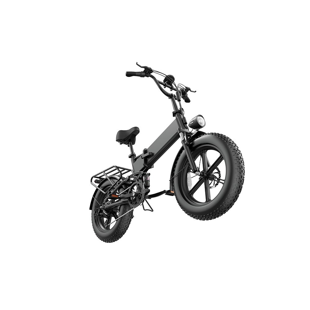 Zwarte elektrische fiets met brede banden, bagagedrager en koplamp. Zijaanzicht, iets van onderaf.