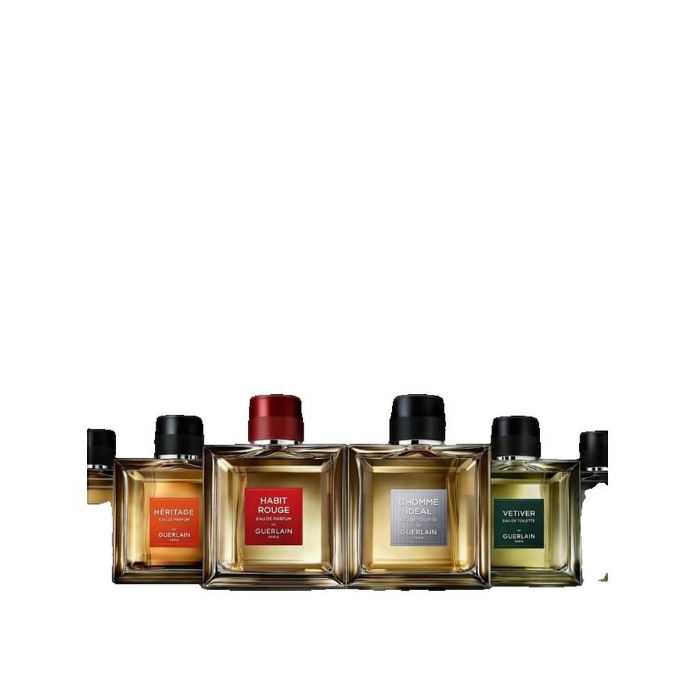 Vier flacons naast elkaar. Vierkante glazen flacons met zwarte en rode doppen. Productnamen op de etiketten.