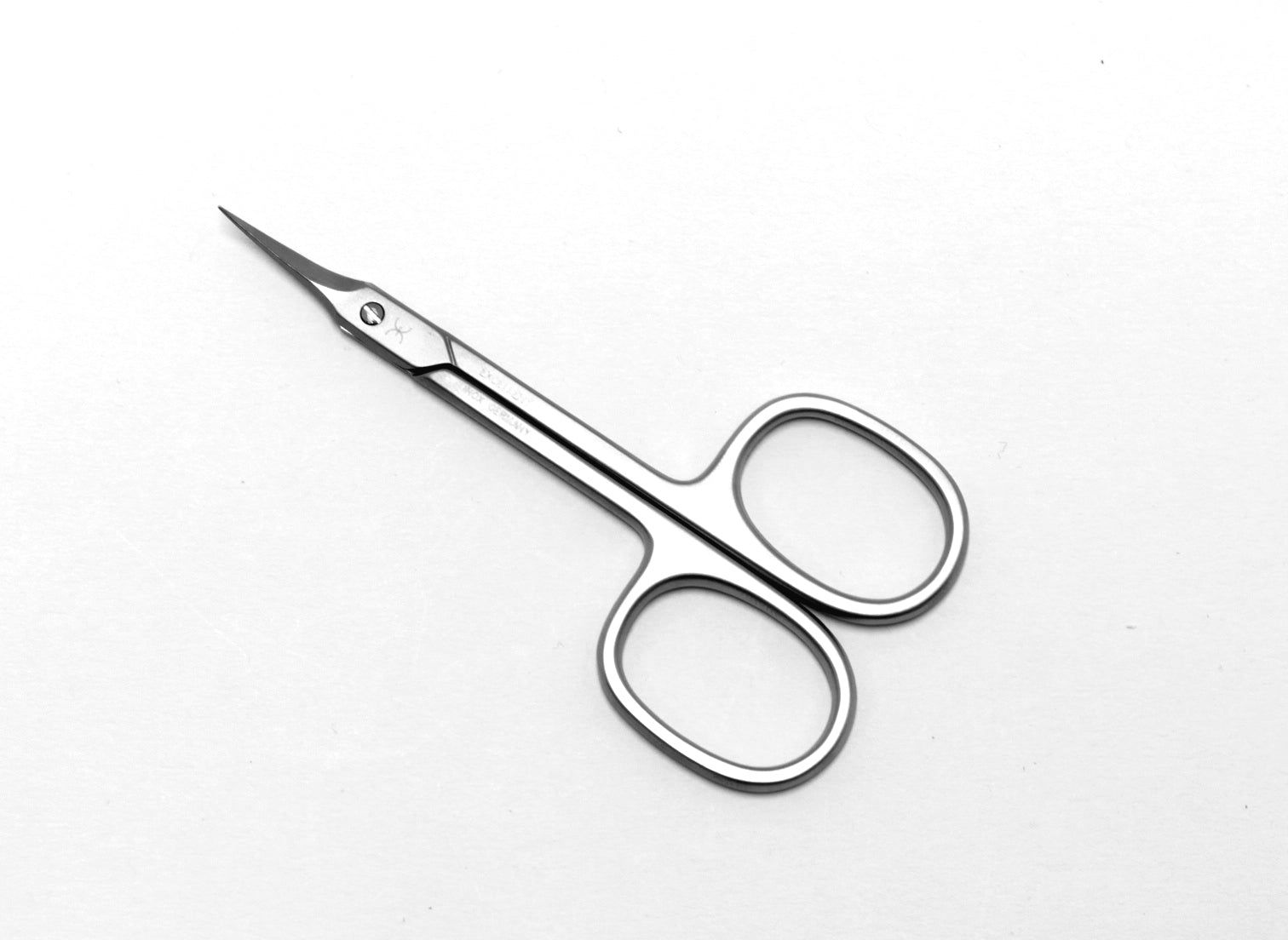 Huid schaar, torenspits, metaal. Twee ovale vingergaten. Scherpe bladen. Op witte achtergrond.