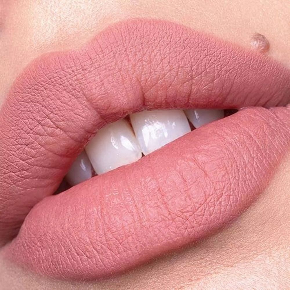 Close-up van lippen. Roze lippenstift. Witte tanden.