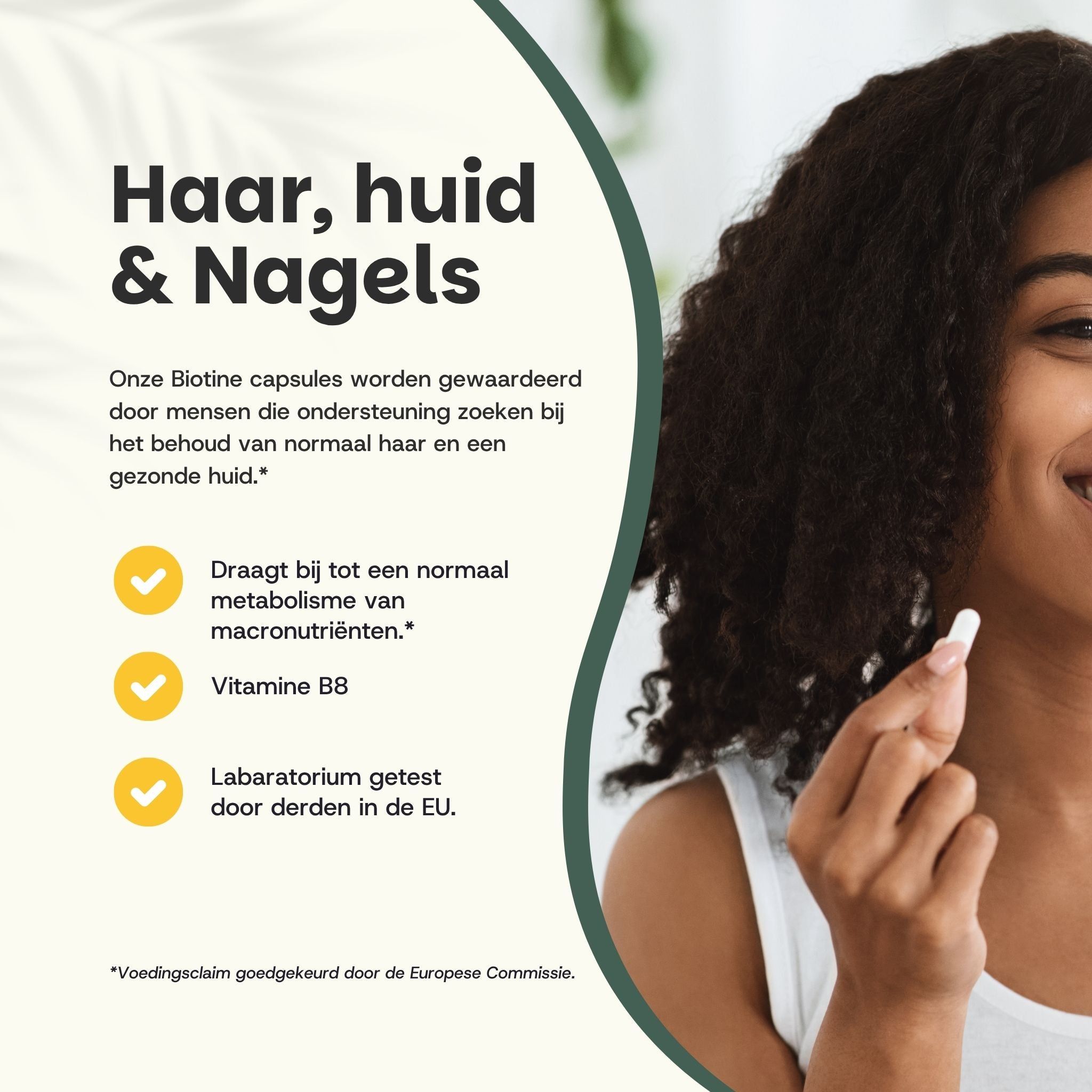 Een vrouw houdt een capsule vast. Tekst: Haar, huid & nagels. Biotine capsules ondersteunen gezond haar en huid.