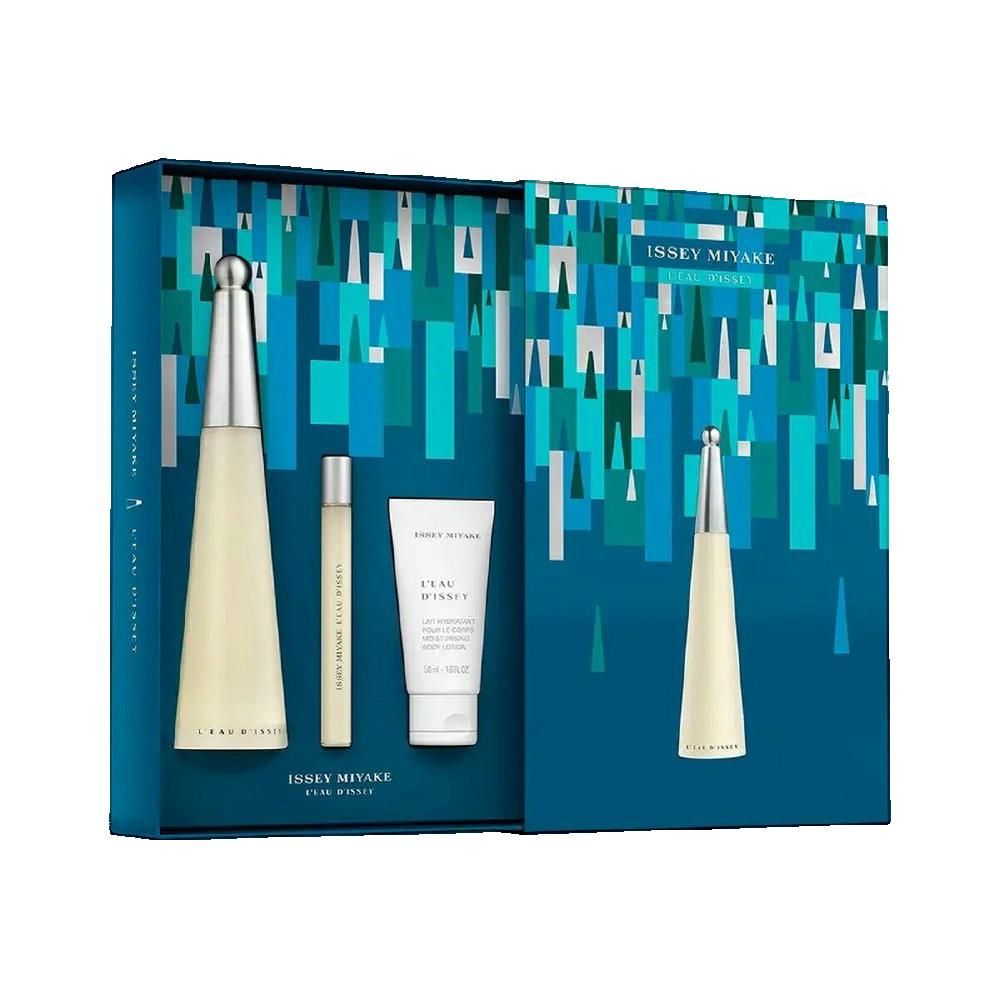 Coffret cadeau avec flacon, vaporisateur et crème. Flacon à bouchon argenté. Emballage à motifs bleus et texte.