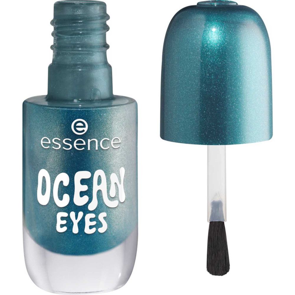 Open nagellakflesje. Turquoise lak, witte tekst "OCEAN EYES". Penseel zichtbaar.