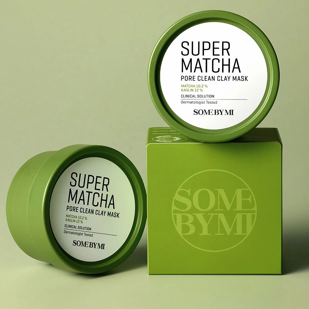 Groene container en doos. Opschrift: Super Matcha Pore Clean Clay Mask. Productverpakking.