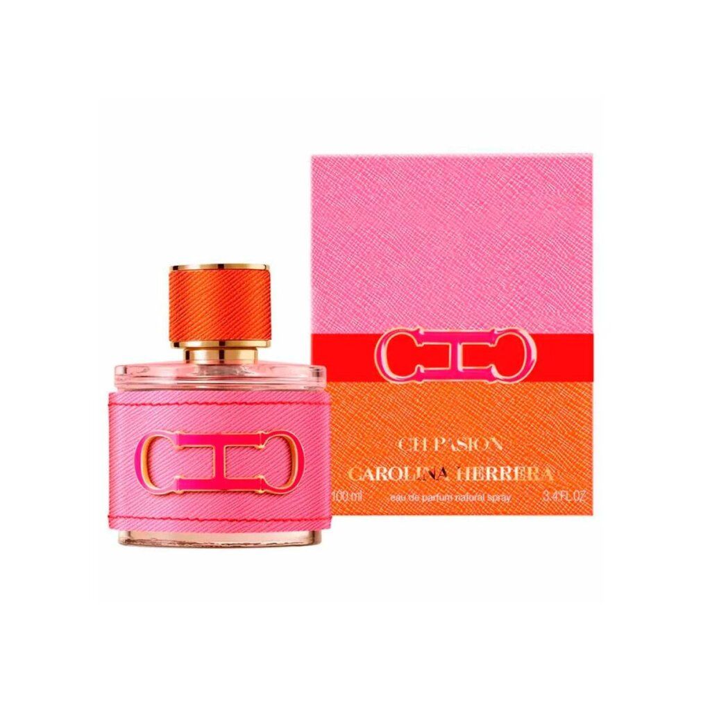 Carolina Herrera CH Pasion Eau de Parfum flesje en verpakking. Roze flesje met oranje dop, omwikkeld met roze leren band met CH-logo. Roze-oranje doosje.