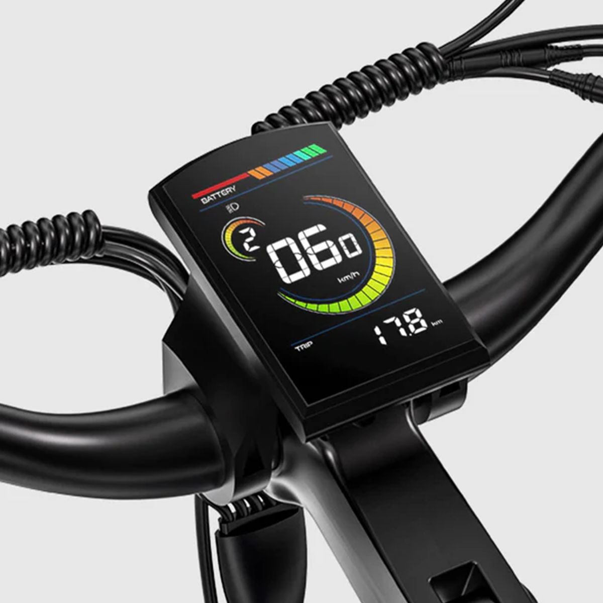 Gros plan de l'écran du vélo. Affiche la vitesse, le niveau de la batterie et d'autres informations.