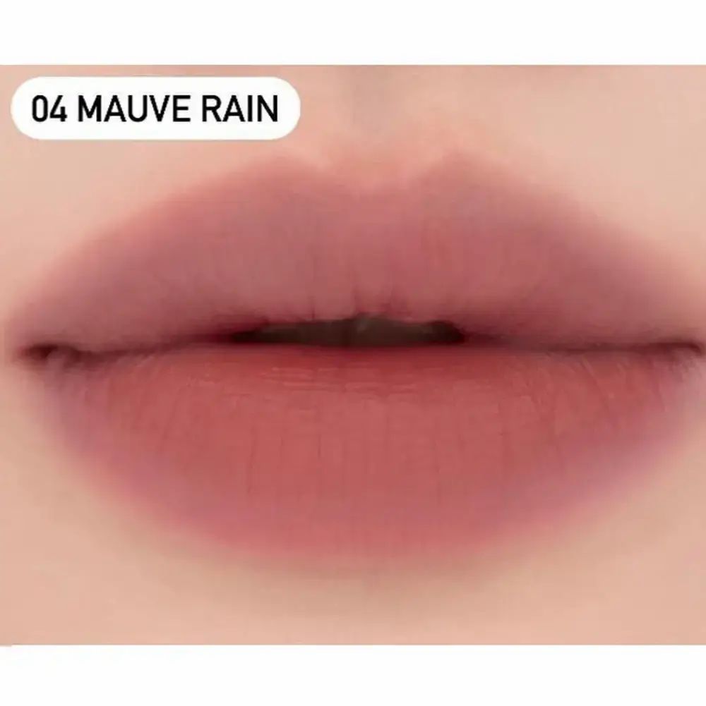 Close-up van lippen met de tint 04 Mauve Rain. Tekst op de afbeelding.