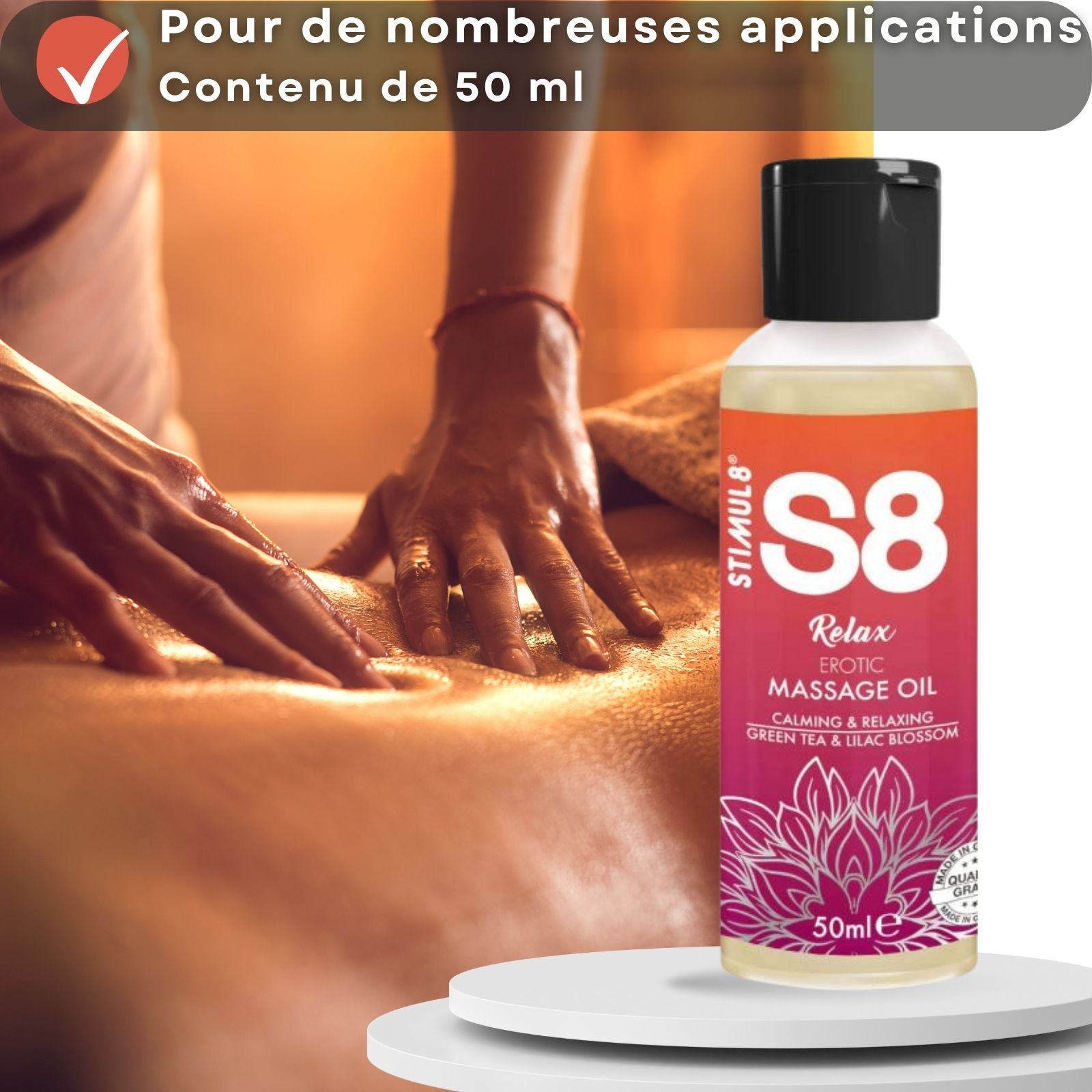 S8 Relax Erotic Massage Oil. Bouteille avec bouchon noir. Inscription: S8. Mains massant le dos.