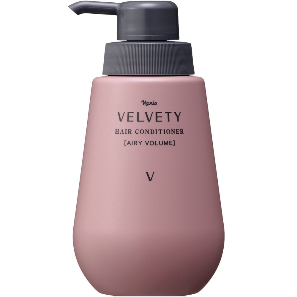 Roze fles met zwarte pomp. Opschrift: VELVETY HAIR CONDITIONER [AIRY VOLUME] V.
