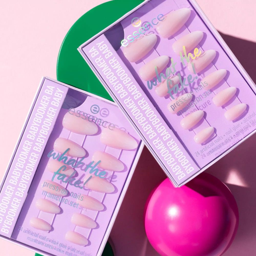 Deux kits de manucure Essence avec faux ongles. Ongles roses dégradés. Emballage avec nom du produit.