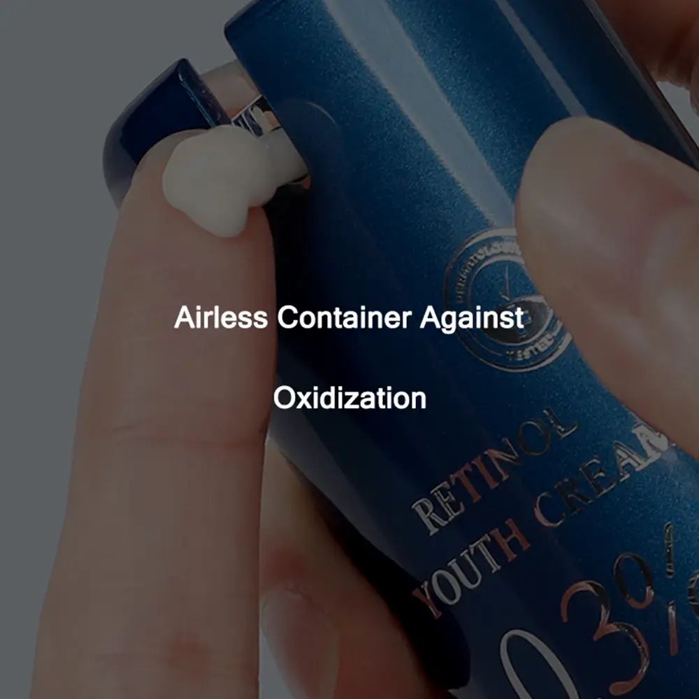Gros plan d'un flacon bleu. Texte : Airless Container Against Oxidation. Contient Retinol Youth Cream 0,3%.