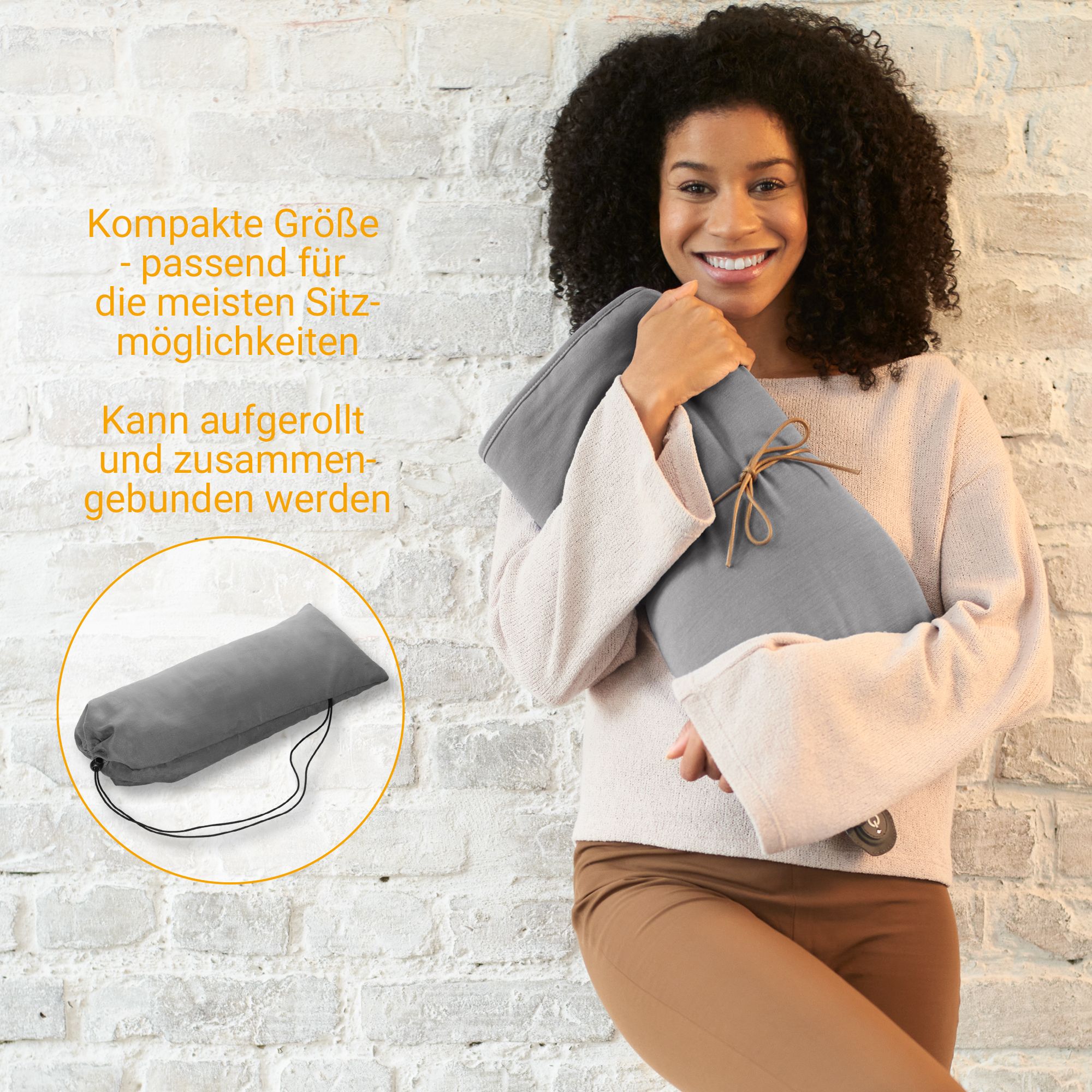 Vrouw houdt opgerolde grijze zitkussen met koord vast.