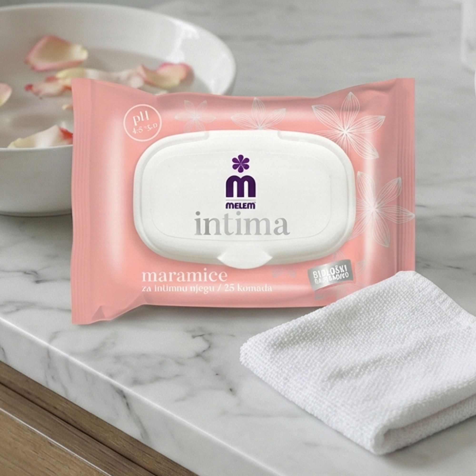 Paquet rose de lingettes humides Melem Intima. pH 4.5-5.0. Un essuie-mains blanc est posé à côté.