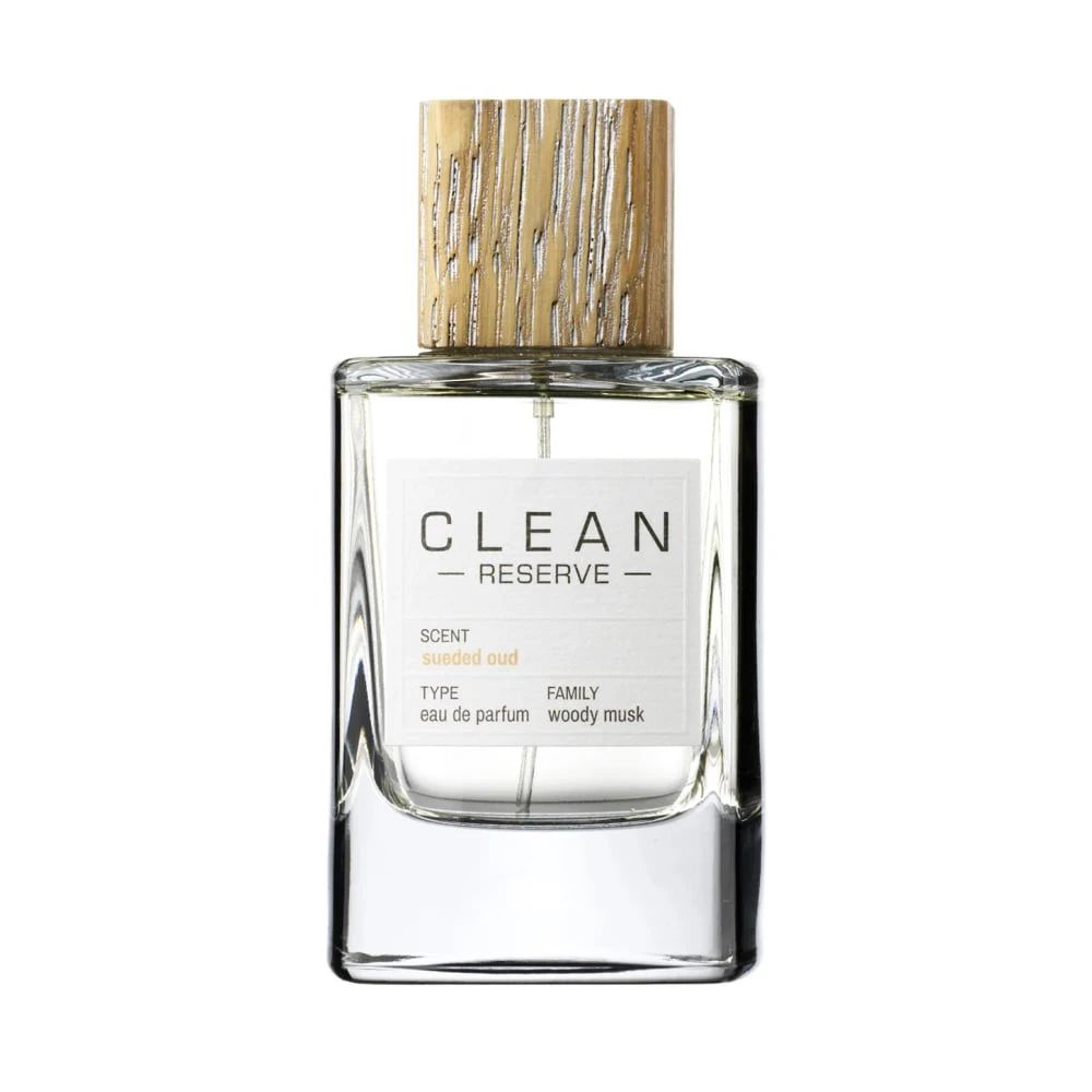 Parfumfles met houten dop. Opschrift: CLEAN RESERVE. Scent: Sueded Oud. Type: Eau de Parfum. Family: Woody Musk.