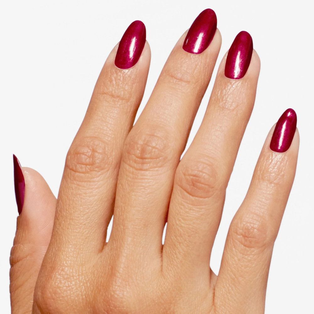 Main avec ongles vernis rouge. Finition brillante.