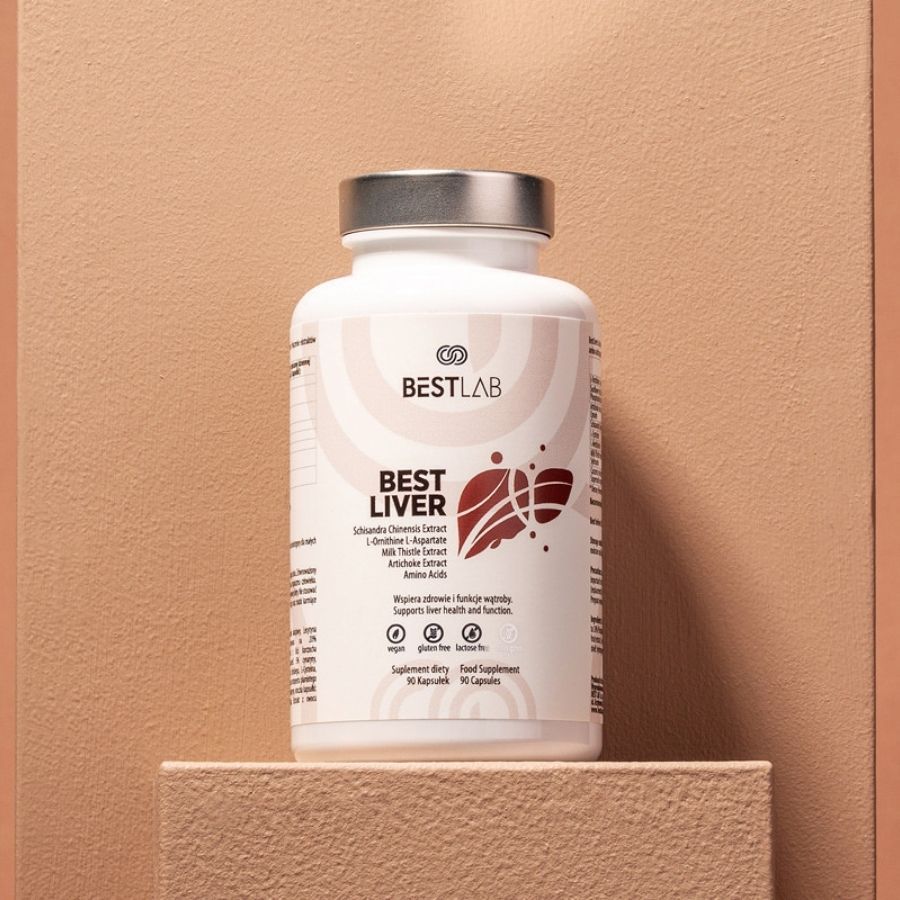Flacon blanc BEST LAB BEST LIVER sur socle beige. Étiquette avec ingrédients et logo. 90 gélules.