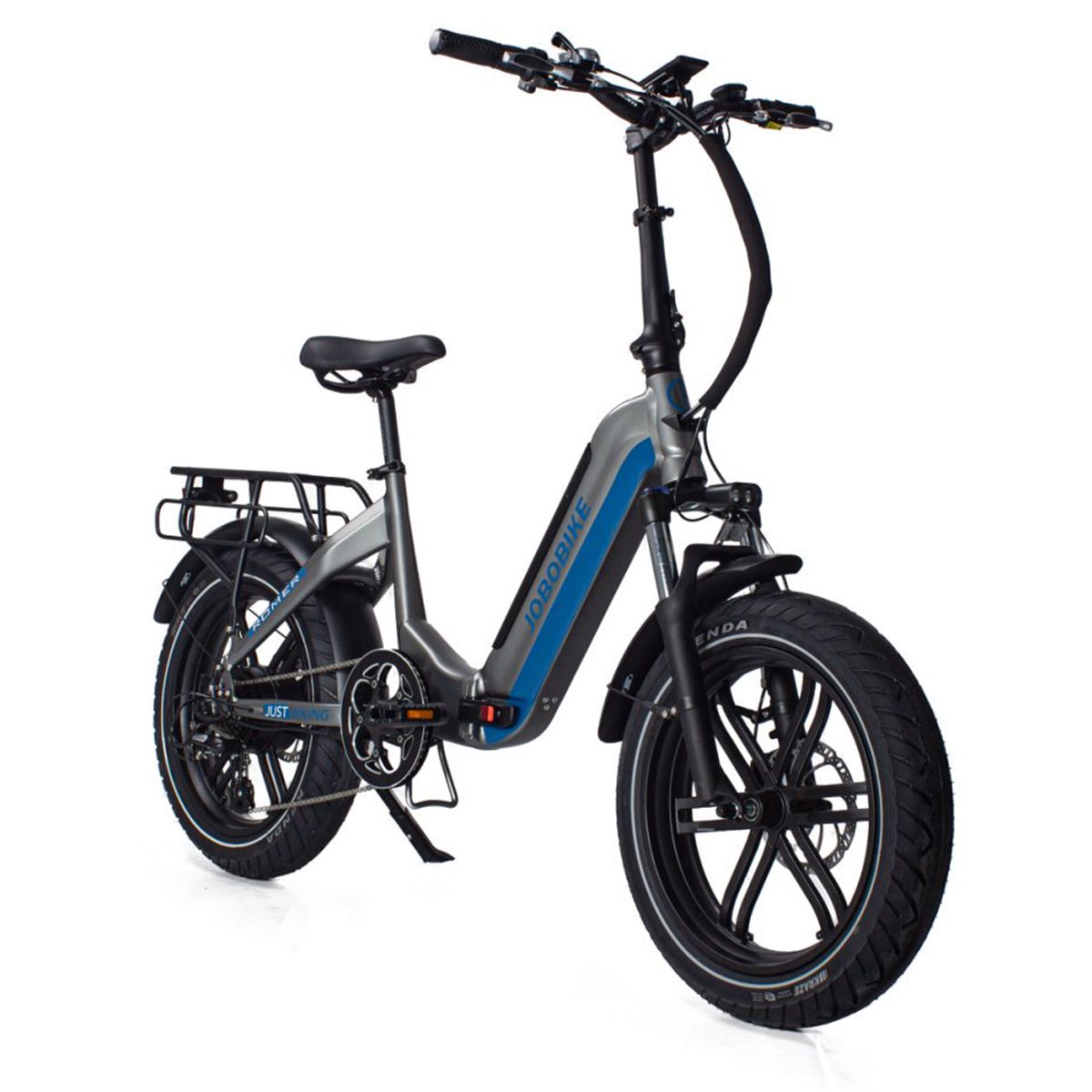 Grijs-blauwe e-bike met zwarte banden. JOBOBIKE-logo op het frame. Bagagerek. JUST BIKING-logo.