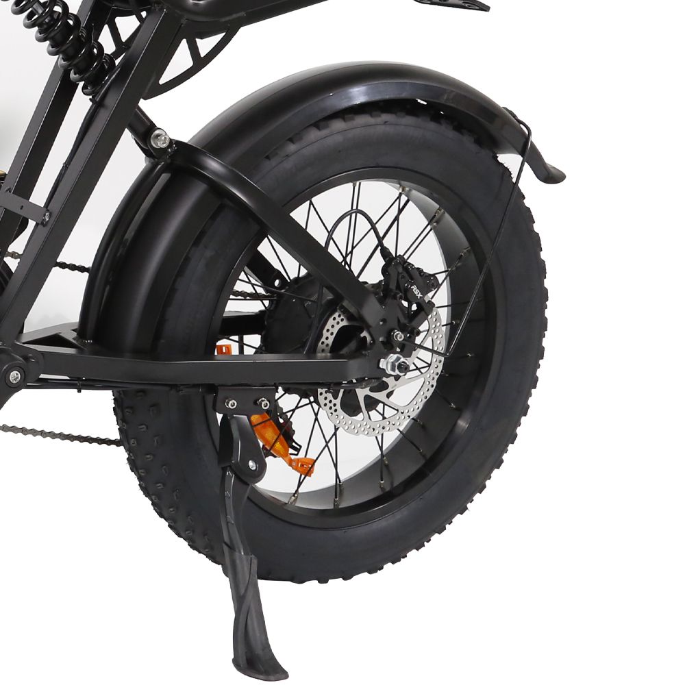 Achterwiel van de elektrische mountainbike. Brede banden, schijfrem, spatbord, standaard.