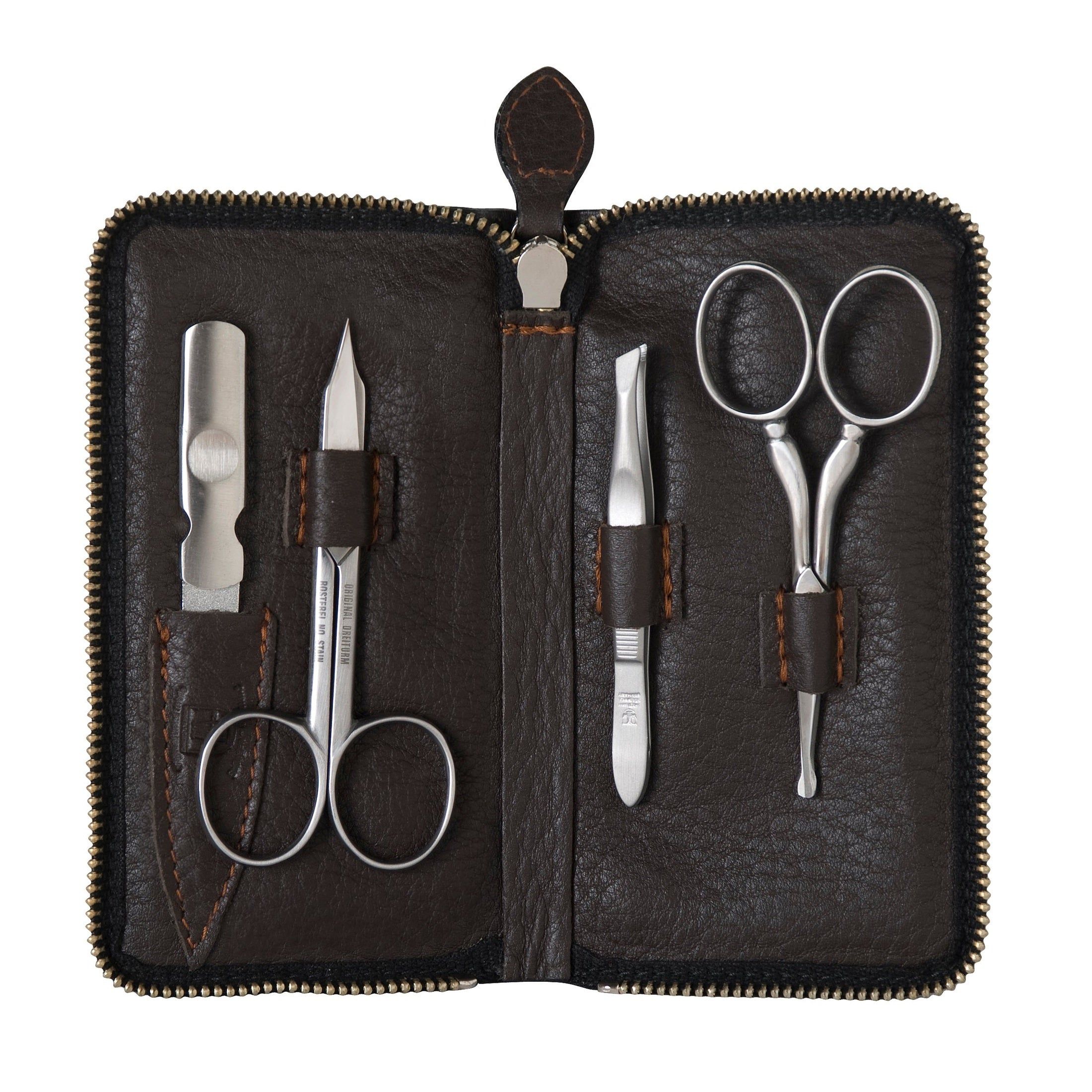 Manicure set in bruin lederen etui. Bevat nagelschaar, pincet, nagelvijl en huidschaar. Ritssluiting.