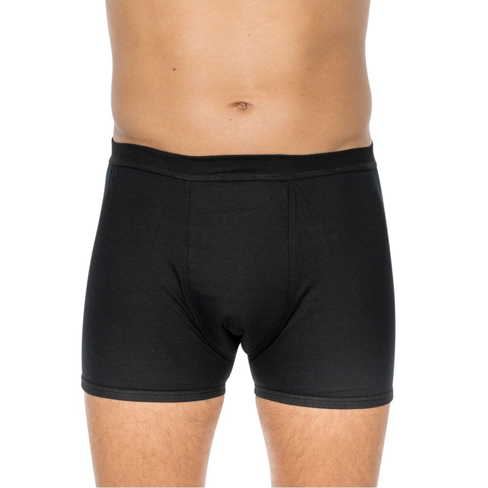 Zwarte incontinentie short met geïntegreerde absorberende inlegger. Vooraanzicht, man draagt ondergoed.