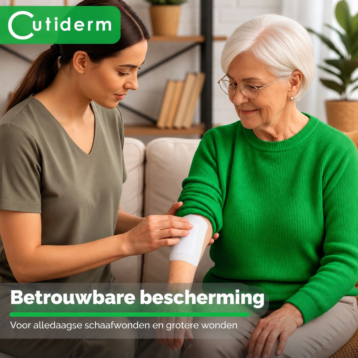 Een vrouw brengt een verband aan op de arm van een oudere vrouw. Cutiderm-logo linksboven.