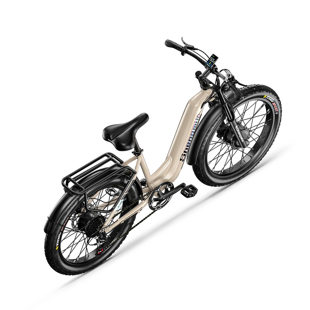 E-bike, vue diagonale d'en haut. Cadre beige, pneus noirs. Porte-bagages et garde-boue.