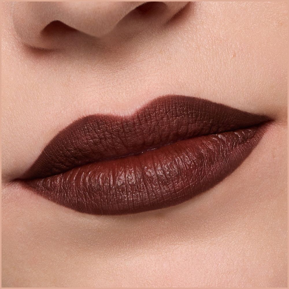 Close-up van lippen met donkerbruine lippenstift. Gladde textuur.