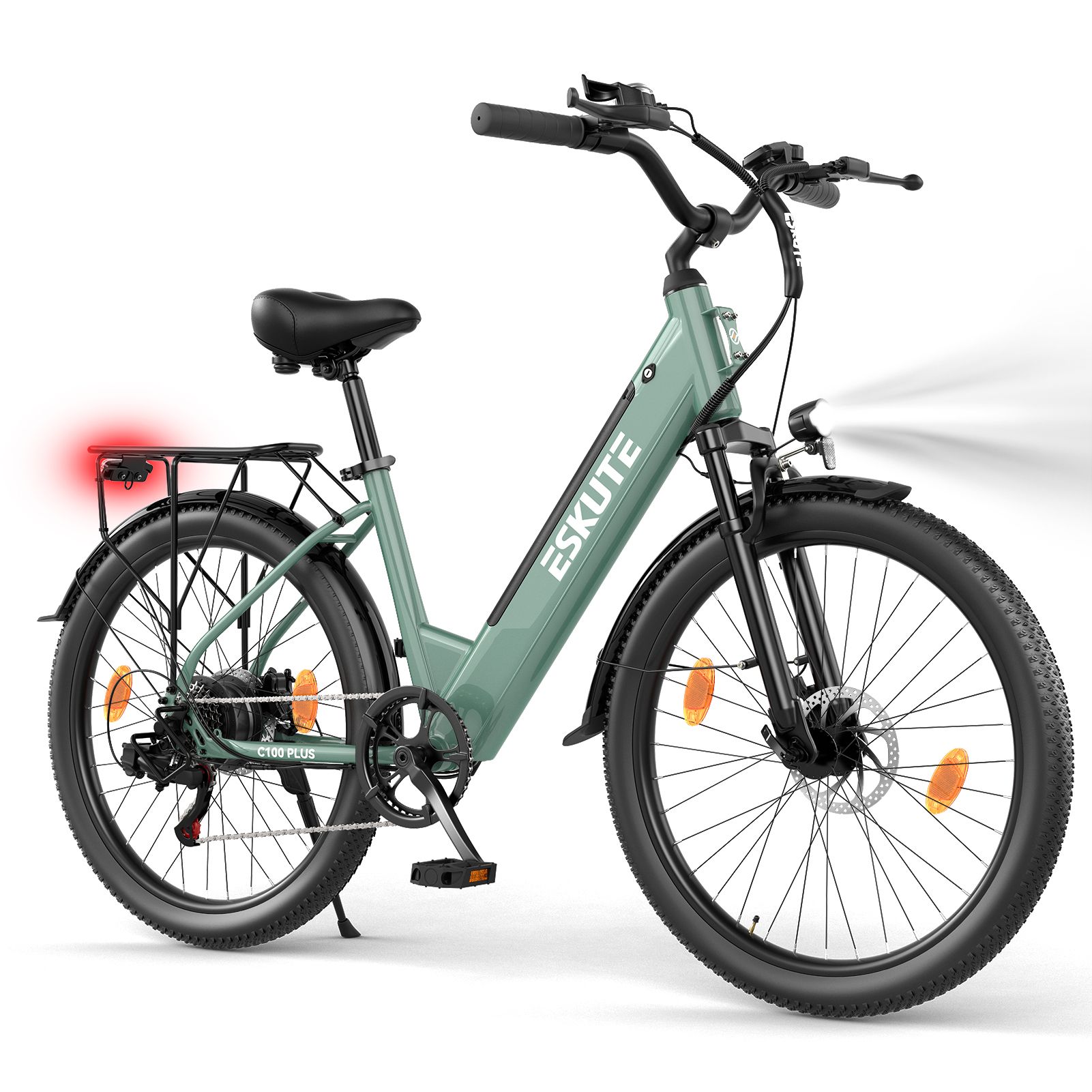 Groene elektrische stadsfiets met bagagedrager, koplamp en achterlicht. Merk ESKUTE.