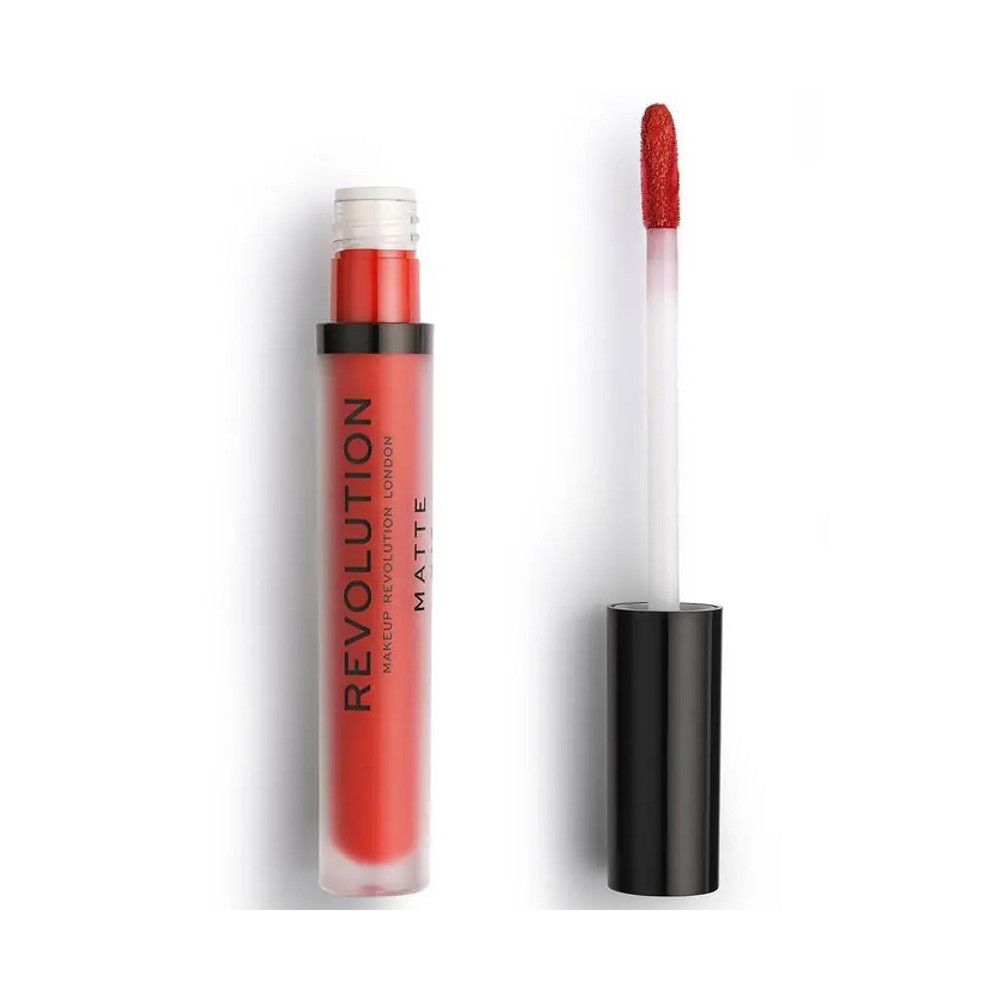 Tube de gloss rouge avec bouchon noir et applicateur. Inscription: REVOLUTION MATTE. L'applicateur montre la couleur rouge.