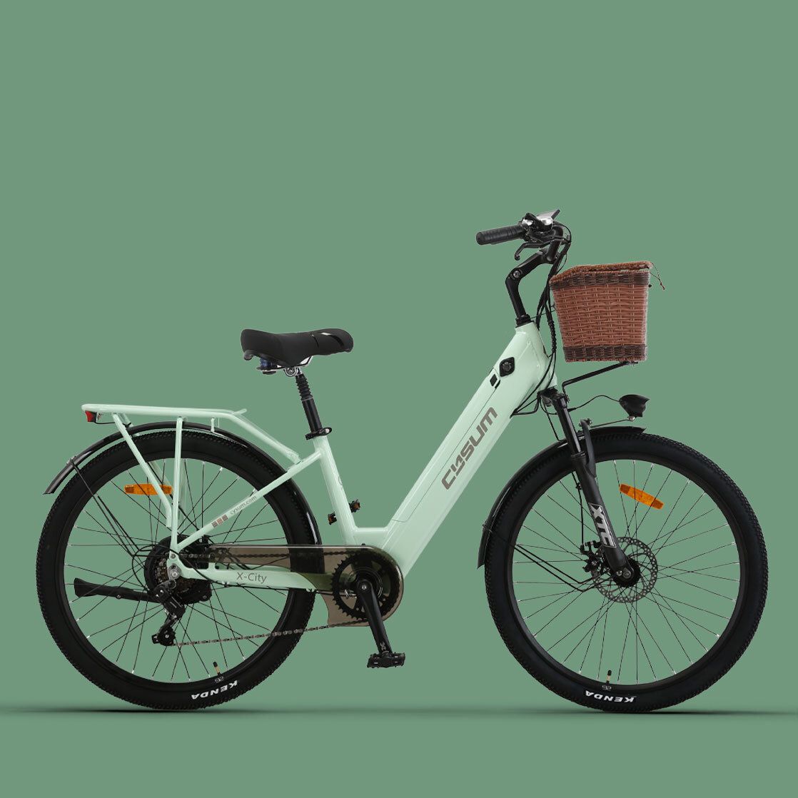 Vélo électrique vert clair avec panier, selle noire et pneus. Fond vert.