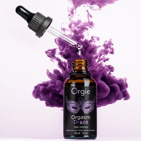 Flacon brun avec étiquette noire. Texte : Orgie, Orgasm Drops, Gel intimo, clitoral arousal. Pipette. Fumée violette en arrière-plan.