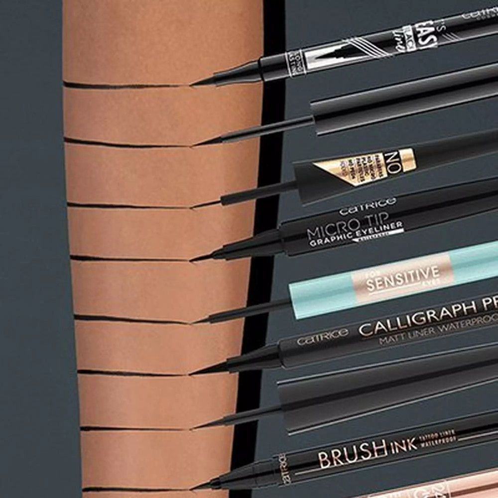Divers stylos et traits d'eyeliner noirs sur la peau. Marques : Catrice, Micro Tip, Brush Ink.