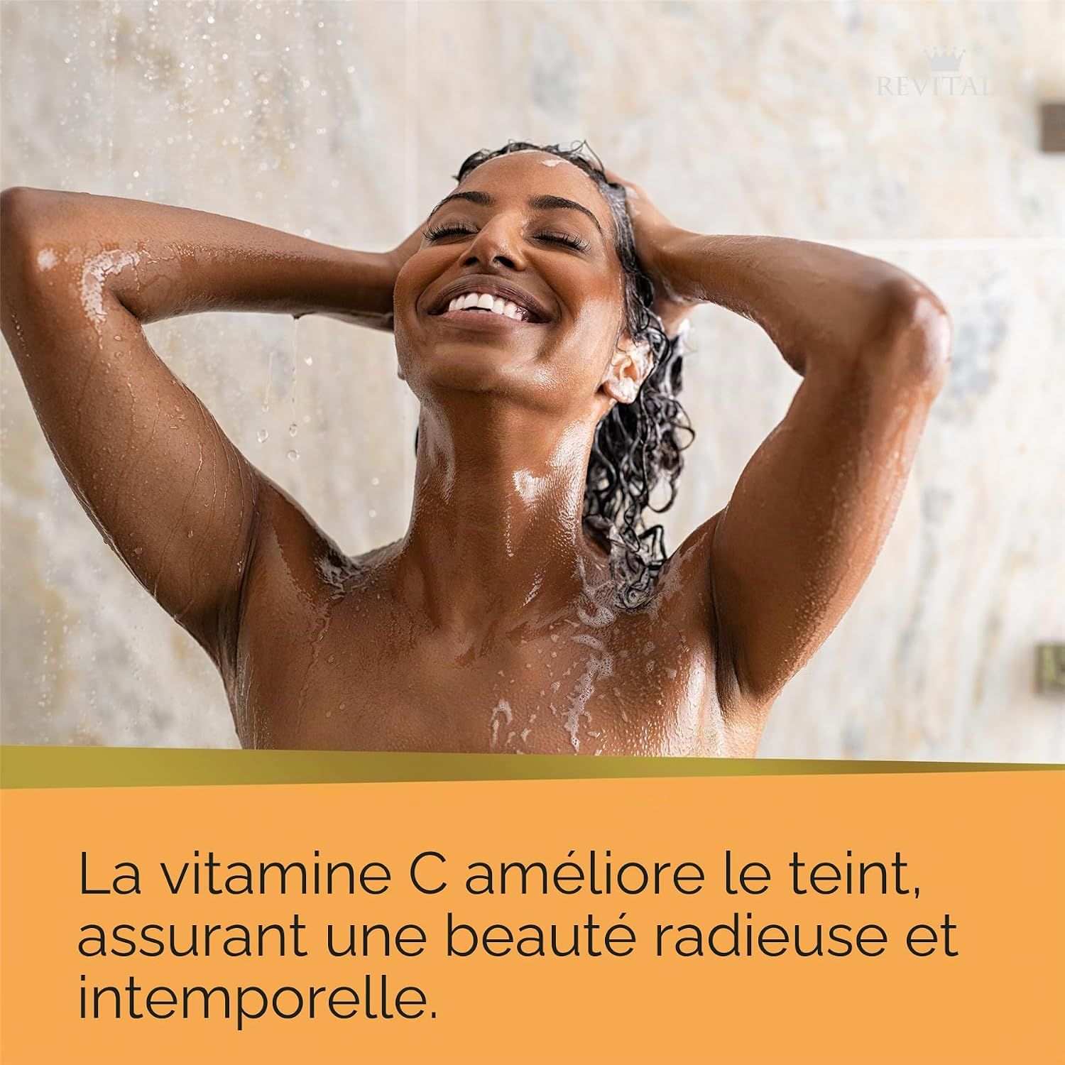 Femme sous la douche se lavant les cheveux.