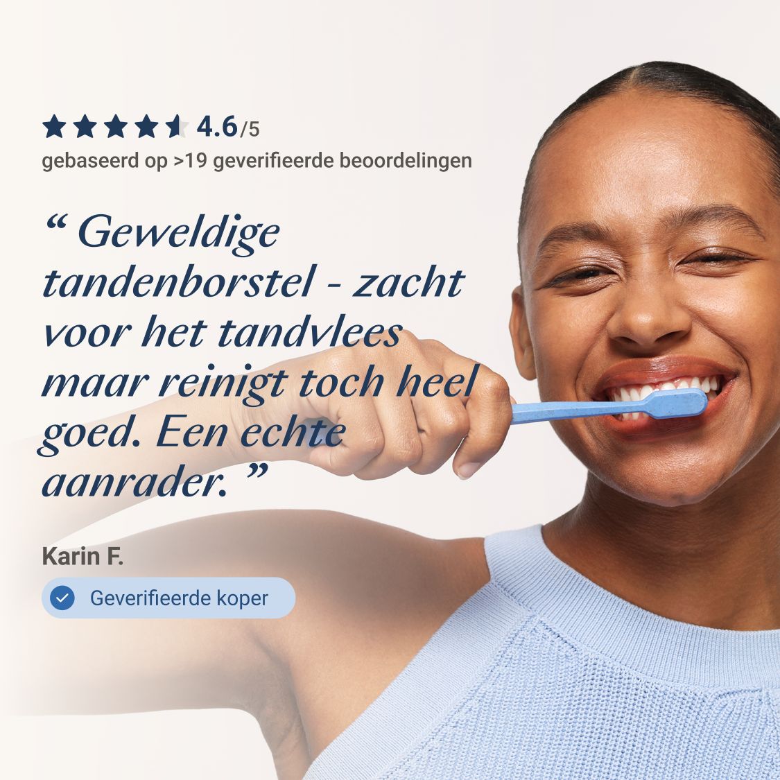 Vrouw poetst tanden met blauwe tandenborstel. Tekst: 4.6/5 sterren, Aanrader.