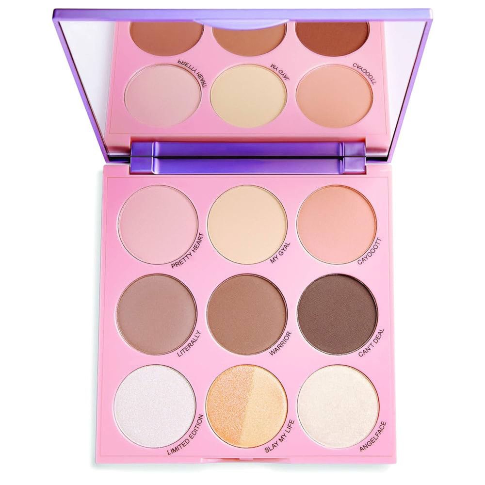 Palette met negen ronde, gekleurde highlighters. Roze en paarse verpakking. Spiegel in deksel. Kleurnamen zichtbaar.