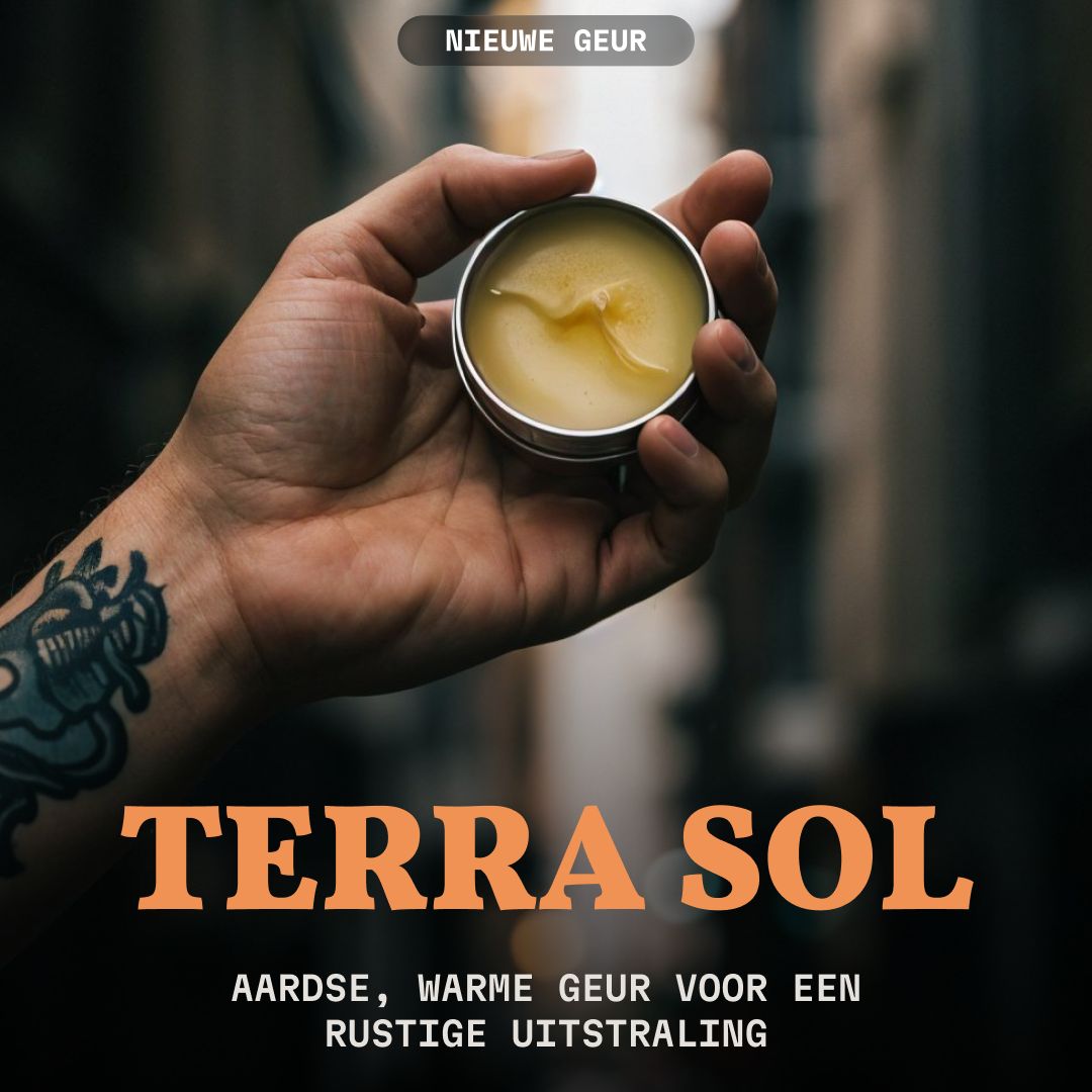 Hand houdt blikje baardbalsem Terra Sol vast. Tekst: Aardse, warme geur.